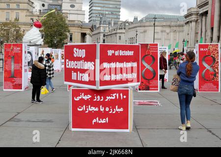 Londra, Regno Unito - 10 ottobre 2020: Protesta contro la pena di morte e le esecuzioni in Iran durante la Giornata Mondiale contro la pena di morte in piazza Trafalgar Foto Stock