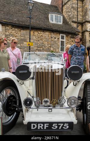 1936 MG TA Open top auto sportive in mostra al fine settimana di Lincoln 1940, Lincoln Cathedral Quarter, 23rd luglio 2022 Foto Stock