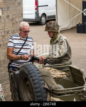 Il soldato americano del airbourn che mostra al visitatore la sua arma il fine settimana del Lincoln 1940, il quartiere della Cattedrale di Lincoln, 23rd luglio 2022 Foto Stock