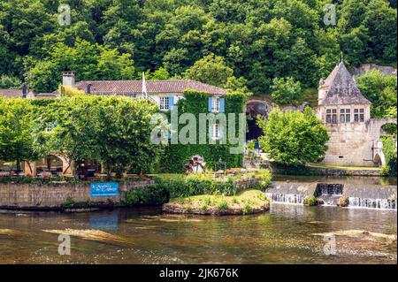 Proprio sulle rive del fiume Dronne il ristorante “le Moulin de l’Abbaye” si trova a Brantôme en Périgord, Francia Foto Stock