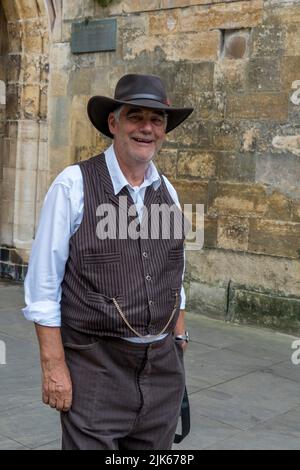 Gentleman in abito d'epoca al fine settimana di Lincoln 1940, Lincoln Cathedral Quarter, 23rd luglio 2022 Foto Stock