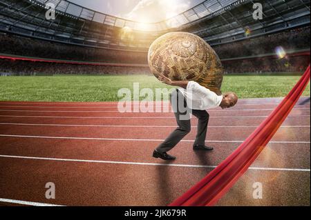 Businessman corre lento come una lumaca in una gara runner Foto Stock