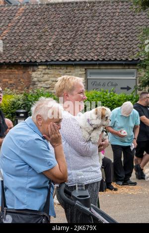 L'uomo e la donna e il cane che guardano ballare, il fine settimana di Lincoln 1940, il quartiere della Cattedrale di Lincoln, 23rd luglio 2022 Foto Stock