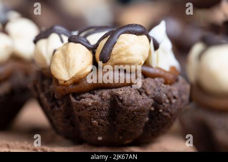 torta multicomponente di caramello e noci al cioccolato, torta mista di nocciole con mandorle e caramello Foto Stock