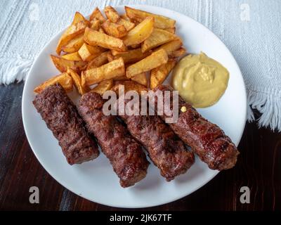 piatti rumeni tradizionali meatrolls o mici e fie francesi Foto Stock