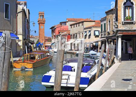 VENEZIA, ITALIA - 9 SETTEMBRE 2018: Canale Rio del Vetrai e Torre dell'Orologio sull'Isola di Murano. Foto Stock