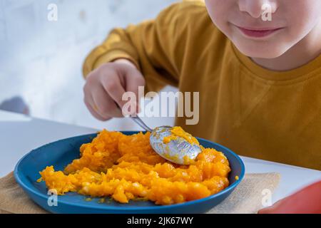 Porridge di zucca per bambini. Colazione per bambini. Foto Stock