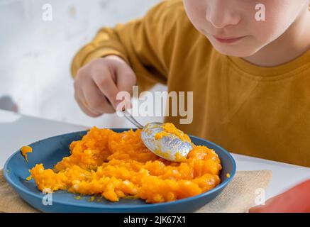 Porridge di zucca per bambini. Colazione per bambini. Foto Stock