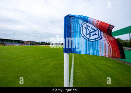 Rehden, Germania. 31st luglio 2022. Calcio: DFB Cup, BSV Rehden - SV Sandhausen, 1st round, Waldsportstätten campo sportivo: La bandiera d'angolo con il logo DFB soffia nel vento. Credit: David Inderlied/dpa - NOTA IMPORTANTE: In conformità con i requisiti della DFL Deutsche Fußball Liga e della DFB Deutscher Fußball-Bund, è vietato utilizzare o utilizzare fotografie scattate nello stadio e/o della partita sotto forma di immagini di sequenza e/o serie di foto video-simili./dpa/Alamy Live News Foto Stock