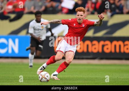 Jack Colback di Nottingham Forest in azione durante la partita pre-stagione amichevole tra Nottingham Forest e Valencia CF a Meadow Lane, Nottingham Sabato 30th luglio 2022. (Credit: Jon Hobley | MI News) Foto Stock