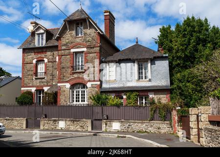 DINARD, FRANCIA - 3 SETTEMBRE 2019: Questa è una moderna casa in località turistica, costruita in stile bretone tradizionale. Foto Stock