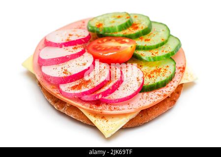 Panino Cracker croccante con cetriolo fresco, formaggio, salsiccia, rafano e pomodoro - isolato su bianco. Panini veloci e sani. Croccante con gustoso ripieno. Snack dietetico sano - isolamento Foto Stock