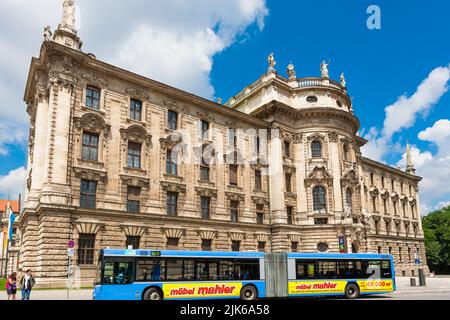 Monaco di Baviera, Germania - 3 luglio 2011 : Justizpalast, Palazzo di Giustizia. Edificio del tribunale neocarocco di fronte alla strada da Karlsplatz. Foto Stock