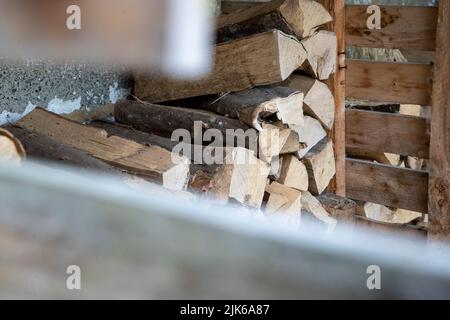 Illustrazione mostra legna da ardere nella casa di un particolare a Lierde, Domenica 31 luglio 2022. Con la crisi energetica, anche i prezzi della legna da ardere rischiavano molto. FOTO DI BELGA NICOLAS MAETERLINCK Foto Stock