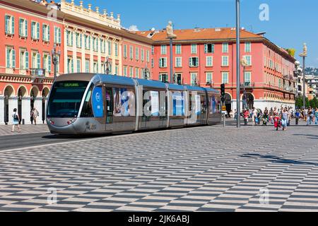 Nizza, Francia - 23 luglio 2011 : tram pubblico che corre a sud su Ave Jean Medecin attraverso una piazza pubblica a scacchi. Foto Stock