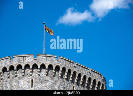 Il Royal Standard vola sopra la torre rotonda del Castello di Windsor da Castle Hill Foto Stock