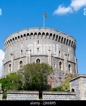 Il Royal Standard vola sopra la torre rotonda del Castello di Windsor da Castle Hill Foto Stock
