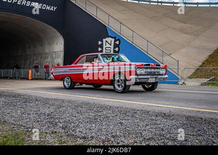 Lebanon, TN - 14 maggio 2022: Vista angolare anteriore di una berlina Mercury Comet Caliente Hardtop personalizzata del 1964 che lascia una mostra di auto locale. Foto Stock