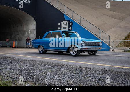 Lebanon, TN - 14 maggio 2022: Vista angolare anteriore di una Chevrolet II Nova SS 1965 hardtop lasciando una mostra di auto locale. Foto Stock