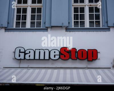 Basilea, Svizzera - Luglio 4 2022: Negozio di videogiochi Gamestop a Basilea. Gamestop è un rivenditore di videogiochi ed elettronica IV Foto Stock