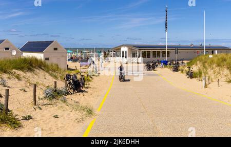 Sentiero che conduce a chalet sulla spiaggia e padiglione con vista sul Mare del Nord sullo sfondo, Katwijk, Olanda del Sud, Paesi Bassi, Foto Stock