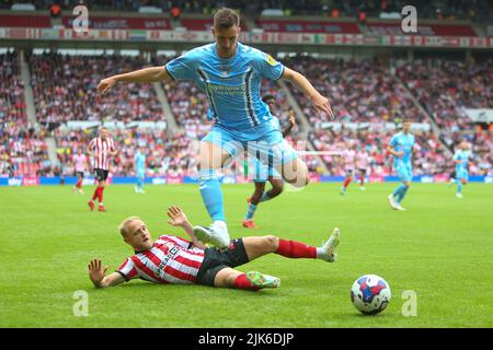 Il Dominic Hyam di Coventry City evade l'assalto di Alex Pritchard di Sunderland durante la partita del Campionato Sky Bet tra Sunderland e Coventry City allo Stadium of Light di Sunderland domenica 31st luglio 2022. (Credit: Michael driver | MI News) Foto Stock