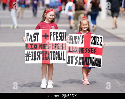 I fan inglesi Gracie May, 8, e Amelia Lee, 6 posano su Wembley Way prima della finale UEFA Women's Euro 2022 al Wembley Stadium di Londra. Data foto: Domenica 31 luglio 2022. Foto Stock