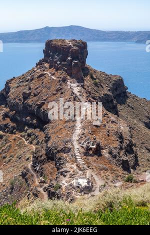 Punto di riferimento Skaros Rock un promontorio roccioso sul bordo della caldera, Imerovigli, Santorini, Grecia, Europa Foto Stock