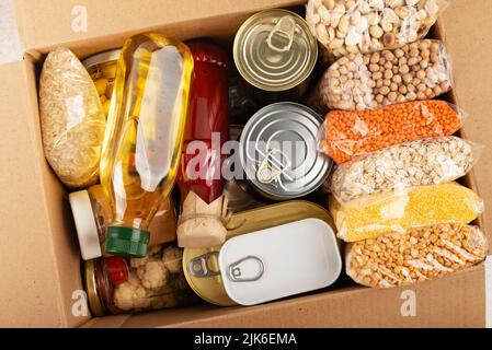 Set di sopravvivenza di alimenti non deperibili in scatola di cartone Foto Stock