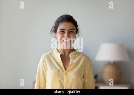 Felice allegro bello giovane indiano donna casa testa ritratto girato Foto Stock