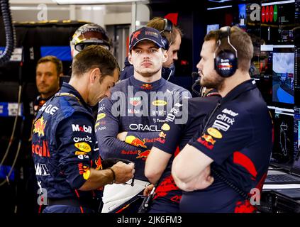 BUDAPEST - Max Verstappen (1) in pit box davanti al Gran Premio d'Ungheria al circuito di Hungaroring il 31 luglio 2022 a Budapest, Ungheria. REMKO DE WAAL Foto Stock