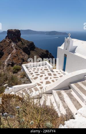 San Giovanni la chiesa decapitata e Skaros Rock sul bordo della caldera, Imerovigli, Santorini, Grecia, Europa Foto Stock