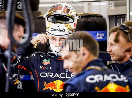 BUDAPEST - Max Verstappen (1) e il team principal Christian Horner (Red Bull Racing) (R) nella pit box davanti al Gran Premio d'Ungheria all'Hungaroring Circuit il 31 luglio 2022 a Budapest, Ungheria. REMKO DE WAAL Foto Stock