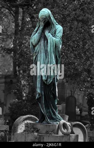 Parigi, Francia - 21 giugno 2019: Statua della donna lutto nel cimitero Pere-Lachaise, concetto di morte Foto Stock