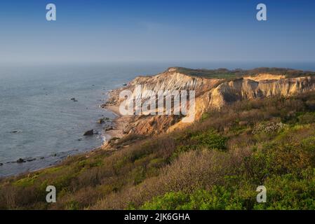 Le famose scogliere gay a Aquinnah, Massachusetts, mentre il sole tramonta sul vigneto di Martha's. Foto Stock