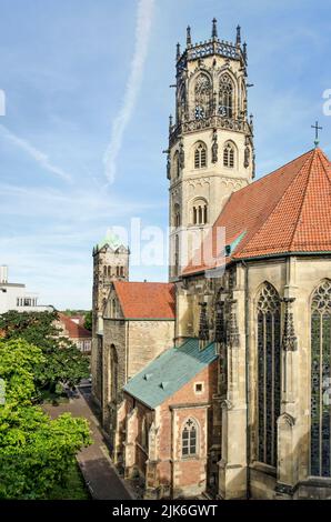 Münster, Germania, 28 luglio 2022: Facciata sud e torre della chiesa di Sankt Ludgeri e vicino Marienplatz Foto Stock