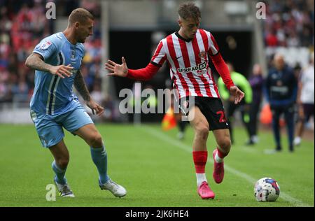 Sunderland's Jack Clarke si occupa della Kyle McFadzean di Coventry City durante la partita del campionato Sky Bet tra Sunderland e Coventry City allo Stadium of Light di Sunderland domenica 31st luglio 2022. (Credit: Michael driver | MI News) Foto Stock