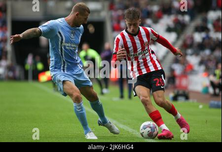 Sunderland's Jack Clarke si occupa della Kyle McFadzean di Coventry City durante la partita del campionato Sky Bet tra Sunderland e Coventry City allo Stadium of Light di Sunderland domenica 31st luglio 2022. (Credit: Michael driver | MI News) Foto Stock