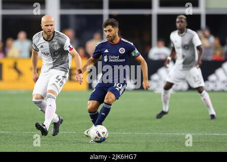 Stadio Gillette. 30th luglio 2022. MA, USA; New England Revolution Midfielder Carles Gil (10) e Toronto FC Midfielder Michael Bradley (4) in azione durante una partita MLS tra Toronto FC e New England Revolution al Gillette Stadium. Anthony Nesmith/CSM/Alamy Live News Foto Stock