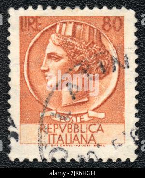 Un francobollo stampato in Italia mostra Woman Head, Italy Republic, 80 Lire, circa 1980 Foto Stock