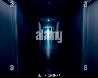 Corridoio oscuro e misterioso nell'edificio. La vista della camera porta in un edificio solitario e tranquillo, con luce su blu, stile monotono. Concetto di paesaggio horror. Foto Stock