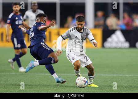 Stadio Gillette. 30th luglio 2022. MA, USA; il centrocampista del Toronto FC Lorenzo Insigne (24) e il centrocampista della New England Revolution Wilfrid Kaptoum (5) in azione durante una partita MLS tra il Toronto FC e la New England Revolution al Gillette Stadium. Anthony Nesmith/CSM/Alamy Live News Foto Stock