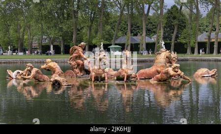 VERSAILLES / FRANCIA - 16 giugno 2019: La fontana di Apollo nel parco del palazzo di Versailles vicino a Parigi Foto Stock