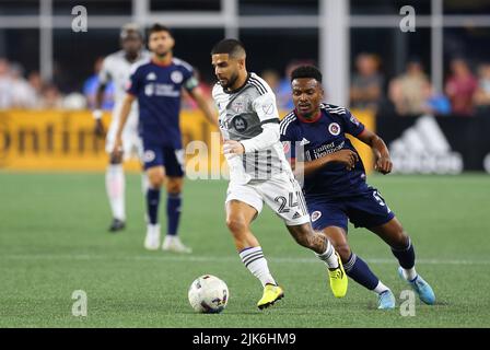 Stadio Gillette. 30th luglio 2022. MA, USA; il centrocampista del Toronto FC Lorenzo Insigne (24) e il centrocampista della New England Revolution Wilfrid Kaptoum (5) in azione durante una partita MLS tra il Toronto FC e la New England Revolution al Gillette Stadium. Anthony Nesmith/CSM/Alamy Live News Foto Stock