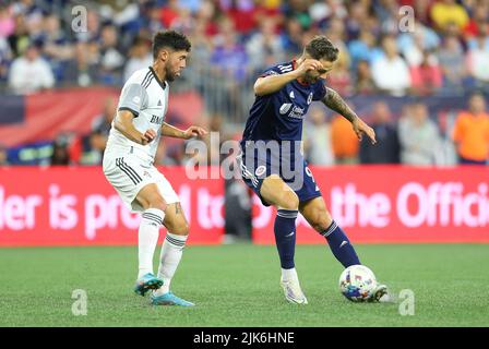 Stadio Gillette. 30th luglio 2022. MA, USA; New England Revolution Forward Adam Buksa (9) e il centrocampista del Toronto FC Jonathan Osorio (21) in azione durante una partita MLS tra il Toronto FC e la New England Revolution al Gillette Stadium. Anthony Nesmith/CSM/Alamy Live News Foto Stock