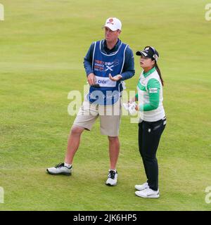 Irvine, Regno Unito. 31st luglio 2022. L'ultimo giorno del Trust Golf Women's Scottish Golf al Dundonald Links Golf Course, Irvine, Ayrshire, Regno Unito, i primi 12 giocatori sono separati da soli 4 colpi. I giocatori stanno giocando per una borsa totale di $2.000.000 e il prestigioso trofeo. hye-jin choi con la sua caddie sul primo fairway. Credit: Findlay/Alamy Live News Foto Stock