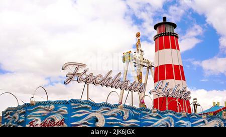Il ristorante 'Fischhaus Lichte' si trova presso la famosa fiera 'Rheinkirmes' 2022 a Düsseldorf/Germania, la più grande fiera del divertimento sul Reno. Foto Stock