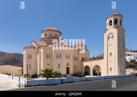 L'imponente Chiesa di Agios Charalambos è una delle più grandi di Santorini, Exo Gonia, Santorini, isole Cicladi, Grecia, Europa Foto Stock