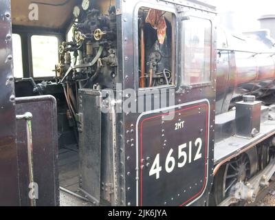 Il motore a vapore 46512 fa il viaggio di andata e ritorno di 20 miglia sulla Strathspey Railway da Aviemore a Boat of Garten & Broomhill su una parte della vecchia linea Highland. Foto Stock