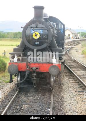 Il motore a vapore 46512 fa il viaggio di andata e ritorno di 20 miglia sulla Strathspey Railway da Aviemore a Boat of Garten & Broomhill su una parte della vecchia linea Highland. Foto Stock